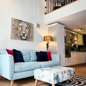  Apartment Jungle Escape, With Parking & Terrace United Kingdom