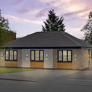  Villa Brand New 4 Bed Deluxe Modern - Sleeps 9 - Private Parking & Garden United Kingdom
